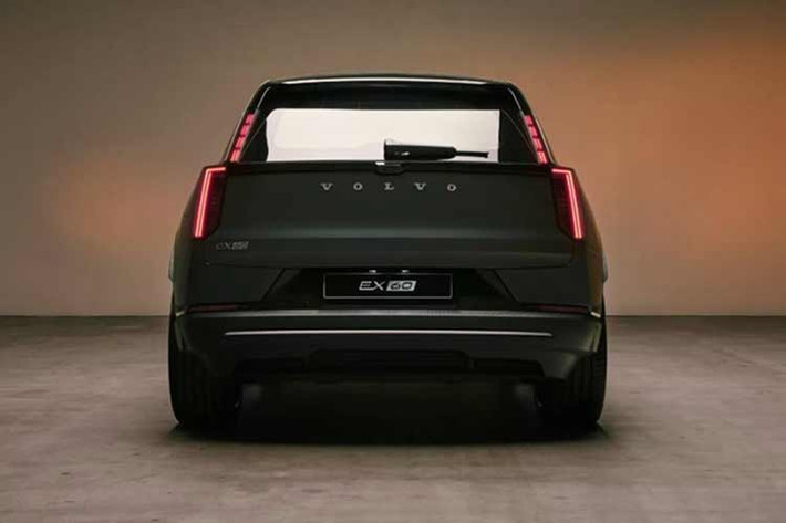 Volvo xác nhận sẽ tung ra EX60 Cross Country tại Mỹ, sau khi ra mắt trước tại châu Âu. Phiên bản này có khoảng sáng gầm tăng thêm 20 mm, và có thể tăng tổng cộng 40 mm nếu sử dụng hệ thống treo điều chỉnh. Bên cạnh đó là ốp gầm bảo vệ, vòm bánh xe mở rộng, mâm riêng và màu sơn độc quyền Frost Green. Bản Cross Country chỉ có dẫn động bốn bánh và đi kèm động cơ P10 hoặc P12.