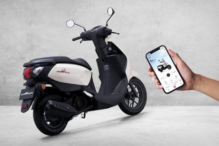 Ngoài ra, các mà hình xe còn cung cấp thông tin về tình trạng xe, lịch sử hành trình và các quy trình bảo trì cơ bản. Hệ thống phanh được trang bị ABS cho bánh trước, trong khi bánh sau vẫn sử dụng phanh tang trống truyền thống.