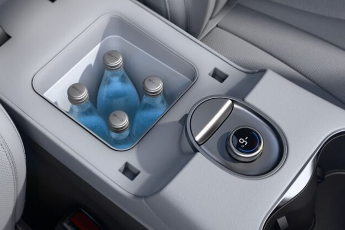 Về thiết kế, Sealion 06 EV tiếp tục theo đuổi ngôn ngữ “Ocean Aesthetics” đặc trưng của BYD. Phần đầu xe sử dụng lưới tản nhiệt kín, kết hợp cụm đèn pha tách đôi và các chi tiết tạo hình mang tính nhận diện cao.