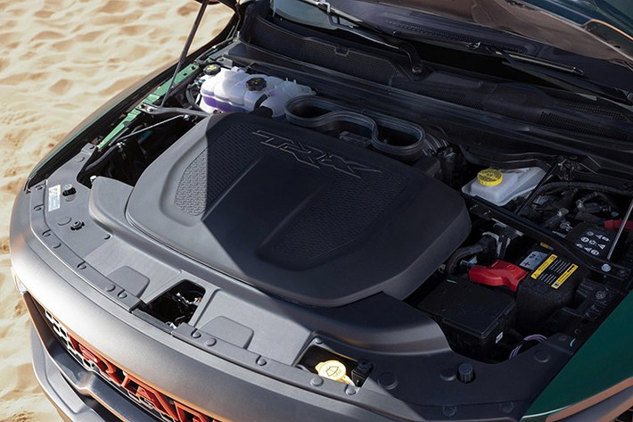 Sức mạnh được điều khiển bởi hộp số tự động TorqueFlite 8 cấp hạng nặng, đã được nâng cấp để xử lý tải mô-men xoắn tăng lên. Hộp số được kết hợp với hộp số phụ chủ động toàn thời gian BorgWarner (tỷ số truyền thấp 2.64:1).