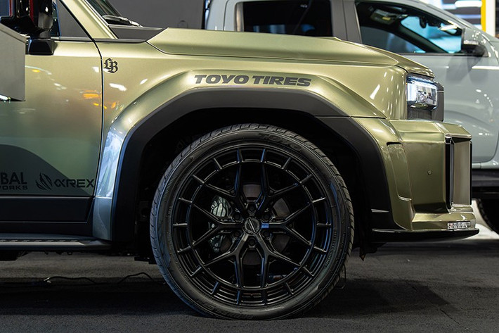 Chiếc SUV được trang bị bộ mâm hợp kim rèn 24 inch từ Vossen, đi kèm lốp Toyo Proxes ST III – loại lốp bốn mùa dành cho SUV hiệu năng cao. Dù Liberty Walk không công bố chi tiết về hệ thống treo, nhưng có thể thấy xe đã được hạ thấp và mở rộng cơ sở để tăng dáng thể thao.