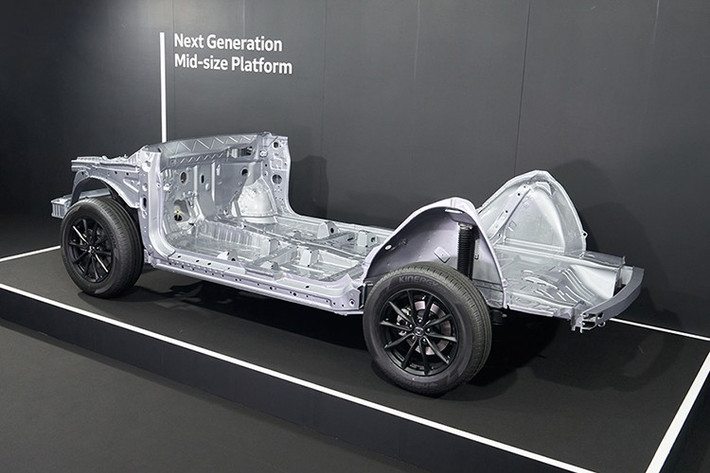 Động cơ xăng 6 xi-lanh sẽ kết hợp cùng mô-tơ điện và pin hiệu suất cao nhằm mang lại khả năng tăng tốc mạnh mẽ hơn 10%, tiết kiệm nhiên liệu hơn 30% và vận hành êm ái, phù hợp với các dòng xe D-segment trở lên.