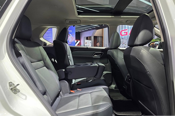 Ngoài ra, người dùng có thể tận hưởng các tiện ích như màn hình trung tâm cảm ứng 9 inch hỗ trợ Apple CarPlay và Android Auto không dây, màn hình hiển thị kính lái (HUD) 10.8 inch, bảng đồng hồ kỹ thuật số 12.3 inch, sạc không dây và rèm che nắng cho hàng ghế sau.