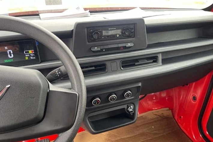 Khu vực trung tâm tap-lô bố trí đầu radio, cụm phím chức năng, cửa gió và các núm chỉnh điều hòa. Các chi tiết này cũng có thiết kế tương đồng với VF3, gợi ý việc chia sẻ nền tảng sản phẩm. Phần táp-lô được chia tầng, tạo thêm không gian để đồ – chi tiết nhỏ nhưng hữu ích với người dùng xe van chở hàng.