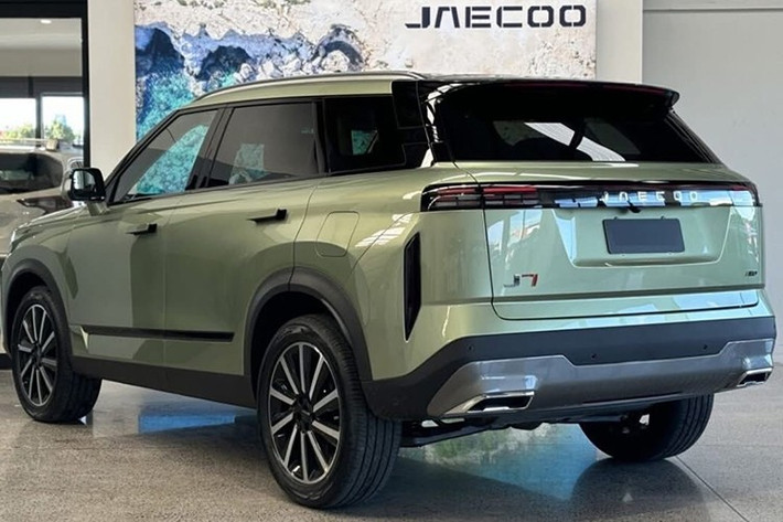 Về mặt thiết kế, Jaecoo J7 AWD Individual không thay đổi so với 2 phiên bản còn lại của dòng SUV cỡ C này. Tuy nhiên, xe có thêm lựa chọn màu ngoại thất mới là Xanh Jungle, bên cạnh 3 lựa chọn quen thuộc gồm Đen Carbon, Trắng Diamond và Bạc Moonlight.