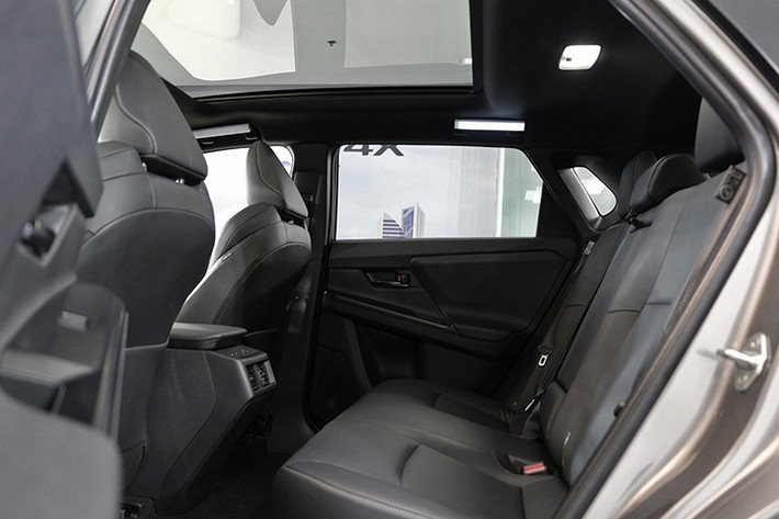 Hệ thống giải trí trung tâm gồm màn hình cảm ứng 14 inch, hỗ trợ Apple CarPlay không dây và Android Auto, tích hợp hệ thống kết nối T-Connect. Xe được trang bị 6 loa, 4 cổng USB-C và sạc không dây 15W cho hai thiết bị.