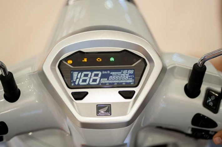 Tay nắm sau của Giorno+ 2026 đồng màu thân xe và lô-gô “Giorno+” xám đậm tăng vẻ thanh lịch. Khoang chứa đồ 30 lít tích hợp đèn LED đáp ứng tốt nhu cầu sử dụng hằng ngày.