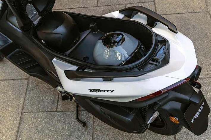 Hệ thống phanh của xe ga 3 bánh Yamaha Tricity 300 2026 gồm hai đĩa thủy lực ở phía trước và một đĩa đơn ở phía sau, sử dụng đĩa có đường kính 267 mm, với hệ thống ABS ba kênh hỗ trợ vào cua là trang bị tiêu chuẩn.