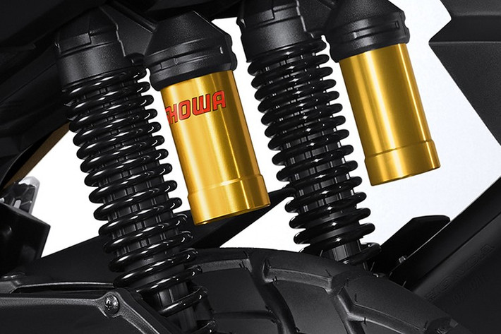 Ngoài ra, lốp xe kích thước lớn với thiết kế đa dụng cũng giúp xe vận hành tốt trên các địa hình gồ ghề. Với chiều cao yên 780 mm và khoảng sáng gầm xe cao, ADV160 vẫn đáp ứng tốt cho nhu cầu đi đa dụng.