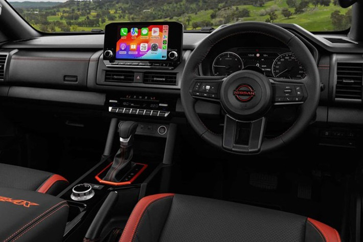 Bước vào bên trong, dễ dàng nhận ra ngay đây là chiếc Triton, ngoại trừ logo Nissan trên vô lăng. Tất cả các phiên bản đều có màn hình cảm ứng 9 inch, sau vô lăng là màn hình kỹ thuật số 7 inch nằm giữa các đồng hồ analog.