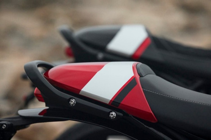 Thruxton 400 trang bị phuộc trước ngược 43 mm piston lớn anod đen, hành trình 135 mm, kết hợp monoshock sau điều chỉnh trước tải lò xo với hành trình 130 mm. Xe dùng phanh đĩa thủy lực đơn cả trước và sau, đi kèm ABS hai kênh tiêu chuẩn, đảm bảo an toàn trong nhiều điều kiện vận hành.