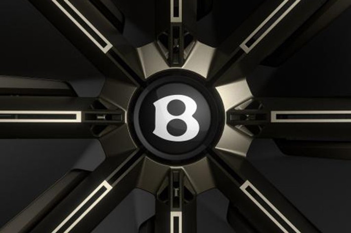 Đầu xe SUV điện siêu sang Bentley Urban 2027 mới gây ấn tượng với lưới tản nhiệt thiết kế mới theo dạng kín, cùng màu thân xe thay vì các khe gió truyền thống, lấy cảm hứng từ nguyên mẫu EXP15.