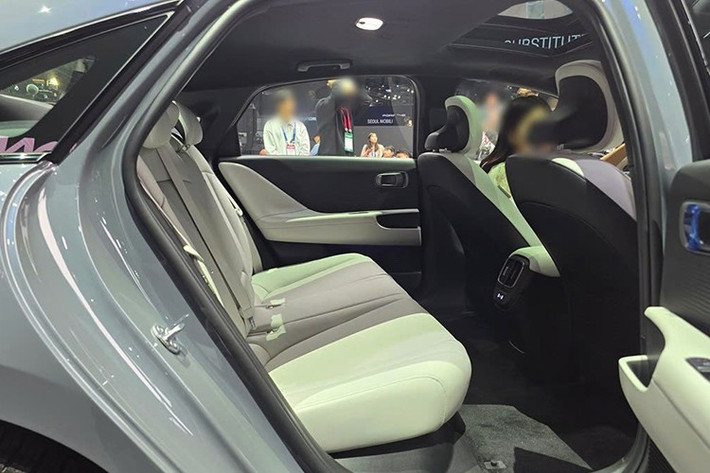 Khung gầm được nâng cấp với giảm xóc chọn lọc tần số tinh chỉnh lại để cải thiện độ êm ái trong khi lốp mới giảm lực cản lăn và giảm ồn. Bên cạnh đó, xe còn có chế độ “Smooth Mode” cho phép giảm độ nhạy chân ga và phanh, giúp hạn chế say xe.