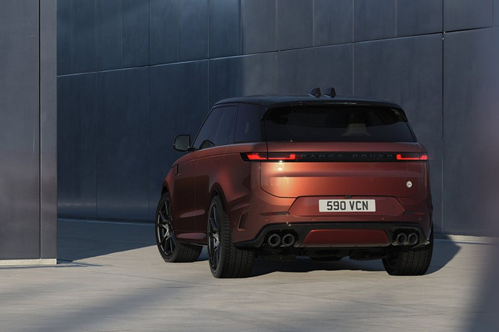 Range Rover Sport SV Carbon trang bị mâm hợp kim rèn nhẹ 23 inch, kết hợp với kẹp phanh Anodised Black. Khách hàng có thể chọn thêm các nâng cấp mâm sợi Carbon kích thước 23 inch siêu nhẹ và phanh gốm carbon với các màu kẹp phanh tùy chọn như: Xanh Dương, Vàng, Đồng Carbon hoặc Đen.