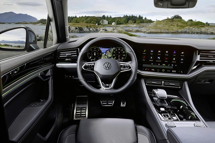 Năm 2011, Volkswagen Touareg dùng động cơ diesel V6 TDI đã chạy từ Argentina đến Alaska trên quãng đường 22.750 km chỉ trong chưa đầy 12 ngày. Từ 2009 đến 2011, Touareg phiên bản đua đã ba lần liên tiếp vô địch giải Dakar Rally.