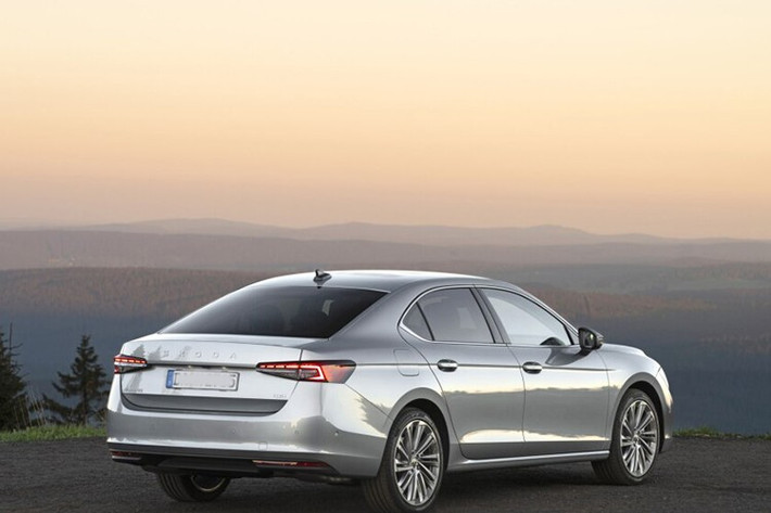 Bình nhiên liệu tiêu chuẩn 66 lít của Skoda Superb Diesel vẫn được giữ nguyên. Hai tinh chỉnh duy nhất là lốp ma sát thấp đi kèm mâm 16 inch và bộ lò xo hạ gầm 15 mm từ bản Sportline nhằm tối ưu khí động học.