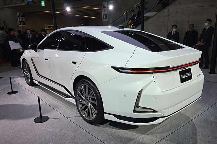 Lexus ES 2026 mang thiết kế thay đổi mạnh mẽ với đèn hậu toàn chiều rộng, các chi tiết góc cạnh sắc nét hơn. Lưới tản nhiệt tối giản và hông xe có nhiều đường nét điêu khắc táo bạo. Về tổng thể, phong cách của ES thế hệ mới thể thao hơn.