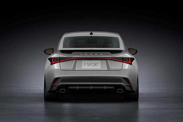 Lexus cũng đã thực hiện một số thay đổi nhỏ về ngoại hình cho dòng IS, với phần đầu sắc sảo hơn và bổ sung thêm cánh gió sau mới cho các bản F Sport, giúp tăng thêm vẻ bề thế cho chiếc xe.