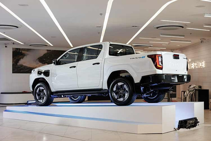 Phạm vi hoạt động của Toyota Hilux BEV theo chuẩn WLTP đạt 258 km và có thể tăng lên 380 km trong điều kiện vận hành đô thị. Tuy nhiên, khả năng tải và sức kéo giảm so với bản động cơ đốt trong, còn lần lượt 715 kg và 1.600 kg.