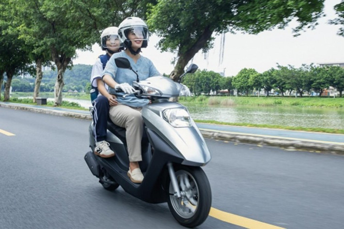 Đối với những ai muốn an toàn hơn, phiên bản CBS có giá 8.180 nhân dân tệ (khoảng 30,29 triệu đồng), trong khi phiên bản CBS có thêm cốp sau có giá 8.380 nhân dân tệ (khoảng 31 triệu đồng). Đặc biệt, phiên bản ABS cao cấp nhất có giá 8.880 nhân dân tệ (khoảng 32,9 triệu đồng), trang bị hệ thống chống bó cứng phanh, mang lại sự an toàn tối ưu.