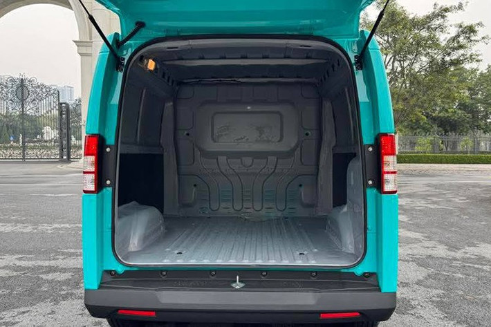 Về vận hành, VinFast EC Van sử dụng động cơ điện công suất tối đa 40 mã lực, mô-men xoắn cực đại 110Nm, cho tốc độ tối đa 75km/h. Bộ pin xe có dung lượng 17kWh, tầm vận hành 150km/sạc.