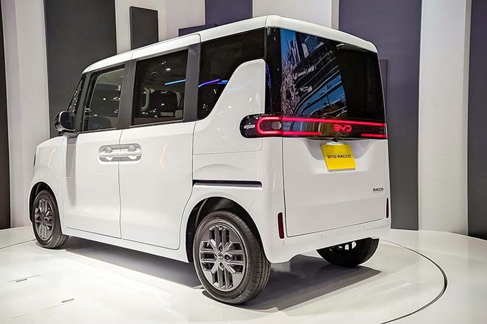 Ngược lại, người Nhật vẫn rất yêu thích xe kei car, với các thương hiệu như Honda, Suzuki, Nissan và một vài hãng khác... vẫn tiếp tục sản xuất những chiếc xe nhỏ gọn và khá dễ thương. Qua nhiều năm, đã có vô số dự án biến đổi kei car trở nên tuyệt vời hơn rất nhiều.