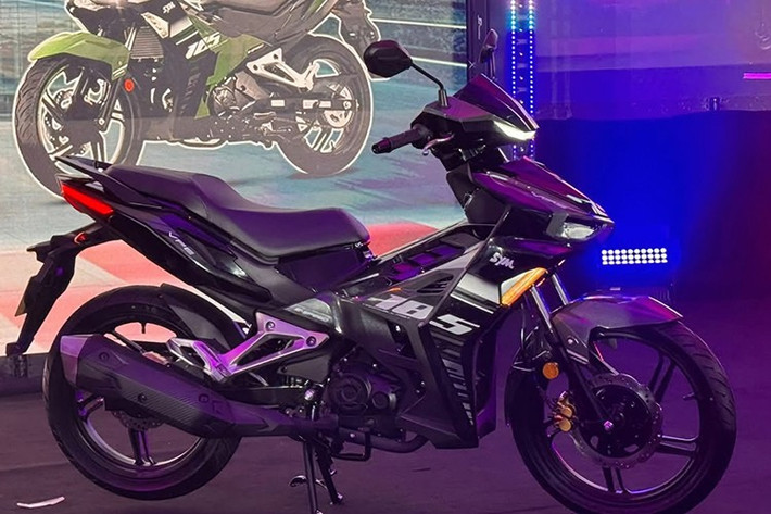 Ở phiên bản mới 2025 này, mẫu xe côn tay VFE185i tại thị trường Malaysia được phân phối với ba tùy chọn màu sắc gồm trắng, xanh lá và xanh dương, trong khi các trang bị khác không có nhiều thay đổi.