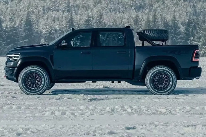 Vị lãnh đạo này gần như đã dập tắt rất nhiều đồn đoán khi đưa ra thông báo trong cuộc họp báo cáo tài chính quý 2 "động cơ V8, trên các phiên bản như Ram 1500 TRX, sẽ mang lại cho chúng tôi doanh số cao hơn." Như vậy, chiếc xe bán tải biểu tượng này thực sự đang trở lại thế giới xe hơi, mặc dù chưa biết chính xác khi nào điều đó sẽ chính thức diễn ra.