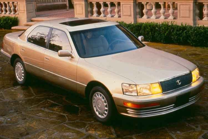 Chiếc Lexus LS đầu tiên ra mắt vào năm 1989 là LS 400. Hãng xe sang của Toyota - Lexus đã chứng minh thương hiệu Nhật Bản, nằm ngoài các hãng xe châu Âu vẫn có thể tạo nên chiếc sedan hạng sang đúng chuẩn xe Đức. Thời điểm đó, Lexus LS 400 không chỉ cạnh tranh với các mẫu xe sang của Đức như Mercedes-Benz, BMW hay hãng xe Anh - Jaguar...