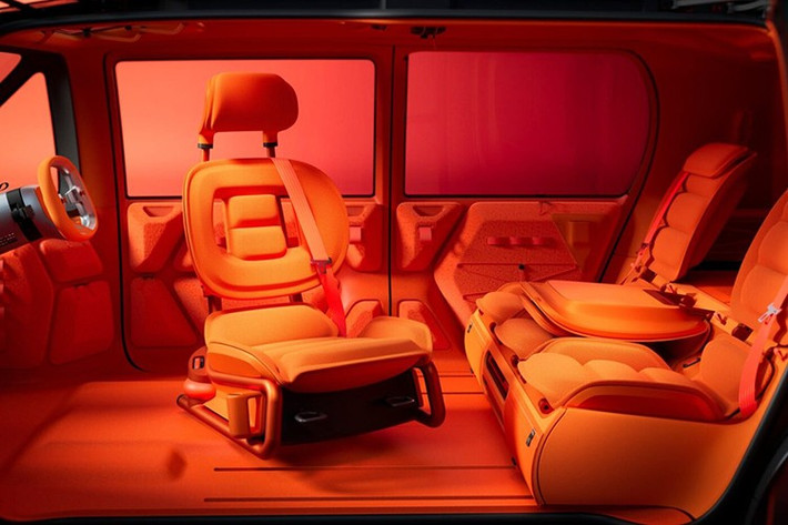 Nhưng ở cấu hình tiêu chuẩn, chỉ có chỗ cho 4 người. Đầu tiên là tài xế, trong mẫu xe này người lái ngồi ở vị trí trung tâm phía trước, một đặc điểm rất Citroen, trên một chiếc ghế có thể xoay 360 độ, hoàn toàn quay mặt về phía sau xe.