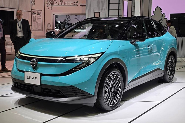 Mẫu xe SUV điện Nissan LEAF thế hệ thứ ba tại thị trường Nhật Bản, sau khi đã ra mắt tại Mỹ và châu Âu. Điểm nhấn đặc biệt trong lần ra mắt này là sự xuất hiện của phiên bản AUTECH lần đầu tiên, đi kèm màu sơn xanh Deep Ocean Blue đặc trưng.