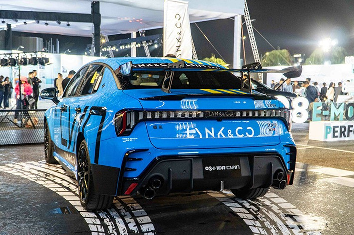 Hệ thống phanh trước kẹp phanh 6 piston, đĩa thông gió 380 mm và kẹp phanh sau 2 piston, đĩa thông gió 278 mm.