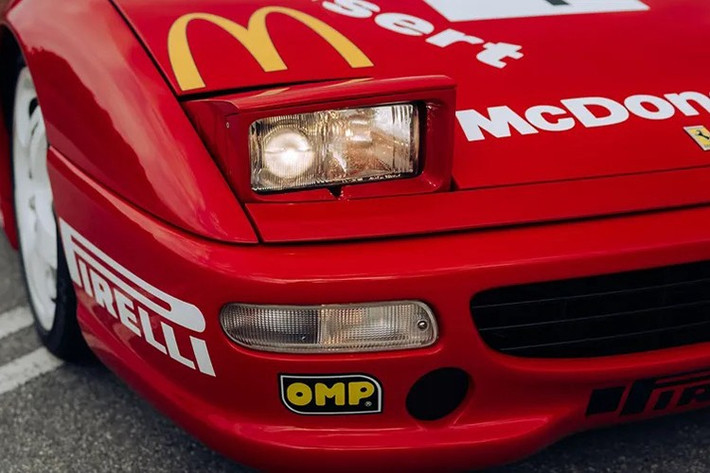 Ngoài ra là bộ mâm Speedline hợp kim nhôm kết hợp lốp slick cho đường đua, hệ thống treo có Bushing cứng đúng tiêu chuẩn xe đua (ít bị bào mòn trong điều kiện khắc nghiệt như vật liệu bằng cao su), móc kéo trước/sau và lưới tản nhiệt sau có đục lỗ tăng khả năng làm mát.