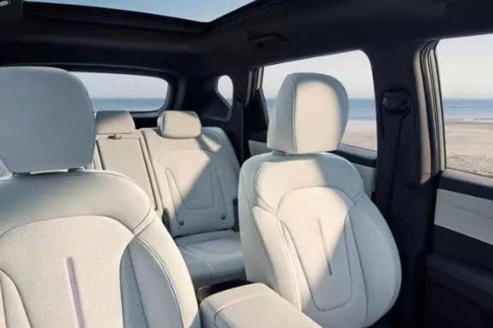 Trong khi đó, công nghệ sạc nhanh DC giúp pin sạc từ 30% lên 80% trong 27 phút, và hệ thống này tương thích với 99% mạng lưới sạc tại Trung Quốc, một điểm cộng thiết thực cho những người sở hữu xe điện thực thụ tại đất nước tỷ dân.