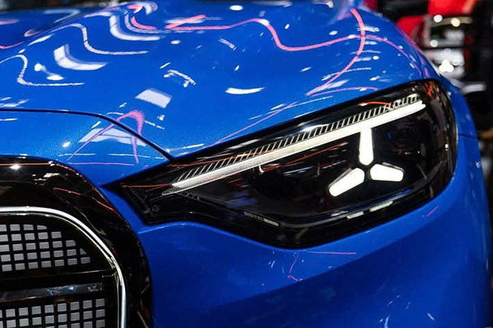 Thiết kế tổng thể được nhận diện dễ dàng nhờ lưới tản nhiệt ma trận phát sáng gồm 942 điểm LED, tạo hiệu ứng ánh sáng độc đáo mỗi khi xe khởi động.