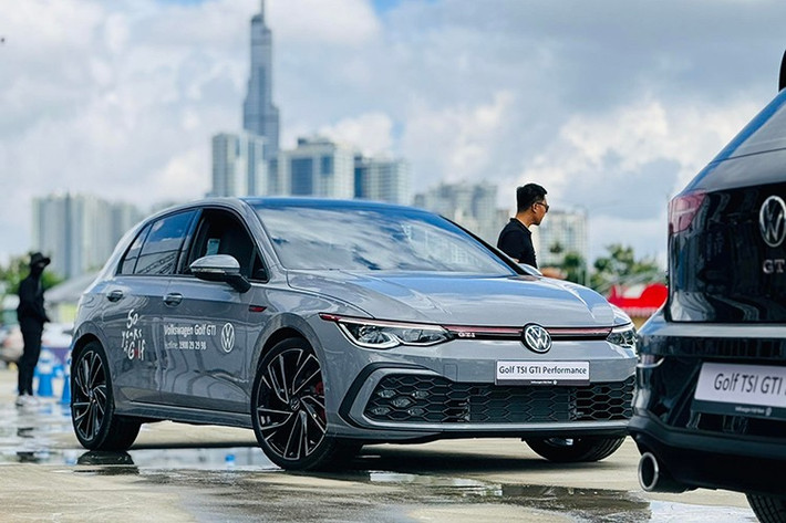 Phiên bản Golf 1.5 eTSI là tiên phong của xu hướng xe điện hóa, kết hợp động cơ xăng 1.5L tăng áp cùng hệ thống Mild hybrid thông minh. Công nghệ eTSI – Mild hybrid mang lại khả năng vận hành mượt mà, tiết kiệm nhiên liệu và giảm phát thải, trong khi vẫn duy trì chất lái “chuẩn Đức” đặc trưng.