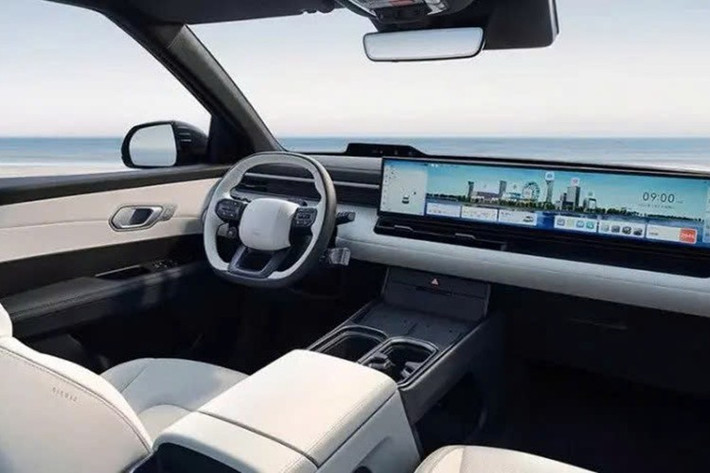 Hyundai rõ ràng đã cân nhắc đến nhu cầu di chuyển của các gia đình, thậm chí còn có tính năng phát hiện mệt mỏi và theo dõi sức khỏe, cùng với chế độ phanh gia đình hứa hẹn giúp xe dừng êm ái hơn và hành khách bình tĩnh hơn.