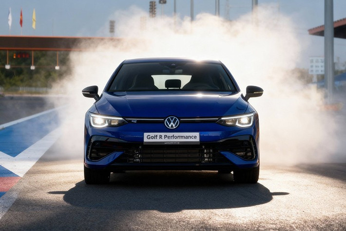 Tất cả phiên bản Golf đều đạt tiêu chuẩn an toàn 5 sao Euro NCAP, nhờ cấu trúc thân xe sử dụng thép cường lực cao cấp, hệ thống 7 túi khí và loạt công nghệ tiên tiến: Hệ thống treo tối tân, với nhiều thanh liên kết đặc biệt. Khung gầm thép siêu cứng, có kết cấu phức tạp bậc nhất của Thương hiệu, công nghệ dập nóng tối tân giúp giảm trọng lượng nhưng tăng độ cứng vững.