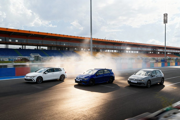 Mức giá xe Volkswagen Golf 2025 tại Việt Nam cho 6 phiên bản thuộc 3 nhóm sản phẩm: Golf 1.5 eTSI (Life, Style, R-Line), Golf GTI (Lite, Performance) và Golf R Performance 4Motion có mức khởi điểm từ 798 triệu đồng cho phiên bản tiêu chuẩn và lên đến gần 1,9 tỷ đồng cho phiên bản cao cấp nhất.