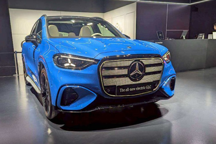 Hốc gió lớn cùng cản sau thể thao giúp chiếc SUV điện vẫn giữ được phong cách mạnh mẽ của dòng GLC truyền thống. Mâm xe 10 chấu sơn đen và tay nắm cửa ẩn góp phần hoàn thiện phong cách hiện đại, liền mạch cho mẫu SUV điện hạng sang này.