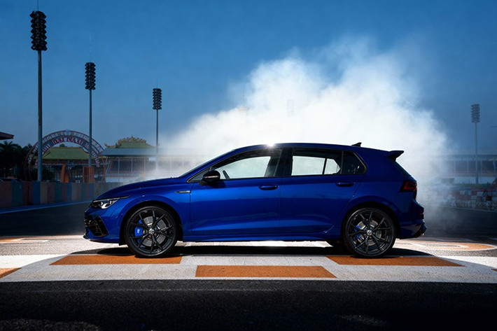 Golf R Performance 4Motion sở hữu động cơ 2.0 TSI tăng áp, công suất cực đại 320ps, mô-men xoắn 420 N.m. Hệ dẫn động 4 bánh toàn thời gian 4Motion kết hợp R Performance Torque Vectoring, giúp phân bổ mô-men xoắn linh hoạt đến từng bánh, mang lại độ bám đường vượt trội. Tốc độ tối đa lên tới 270 km/h.