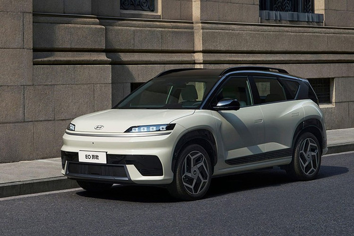Từng bị các công ty khởi nghiệp nội địa thống trị, thị trường này giờ đây đã trở thành chiến trường xe điện cạnh tranh nhất thế giới, nơi mà ngay cả những gã khổng lồ cũng phải nhanh chóng đổi mới. Elexio là tuyên bố của Hyundai rằng họ không chỉ đơn thuần chạy theo xu hướng, mà còn xây dựng công nghệ phù hợp với lối sống và kỳ vọng của người lái xe Trung Quốc, từ giải trí kết nối đến các hệ thống hỗ trợ người lái tiên tiến.