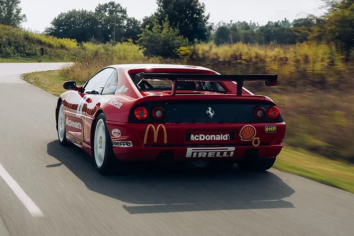 Xe trang bị hệ dẫn động cầu sau có khả năng tăng tốc từ 0-100 km/h khoảng 4,5 giây, tốc độ tối đa 295 km/h.