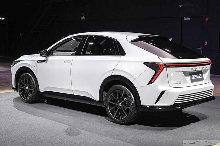 Honda e:N2 thuộc dòng e:N Series, sử dụng nền tảng xe điện chuyên dụng của hãng và nhập khẩu nguyên chiếc từ Trung Quốc. Đây cũng là thế hệ SUV điện mới của Honda trong phân khúc crossover cỡ C, hướng tới nhóm khách hàng tìm kiếm phương tiện di chuyển xanh nhưng vẫn chú trọng công nghệ và thiết kế.