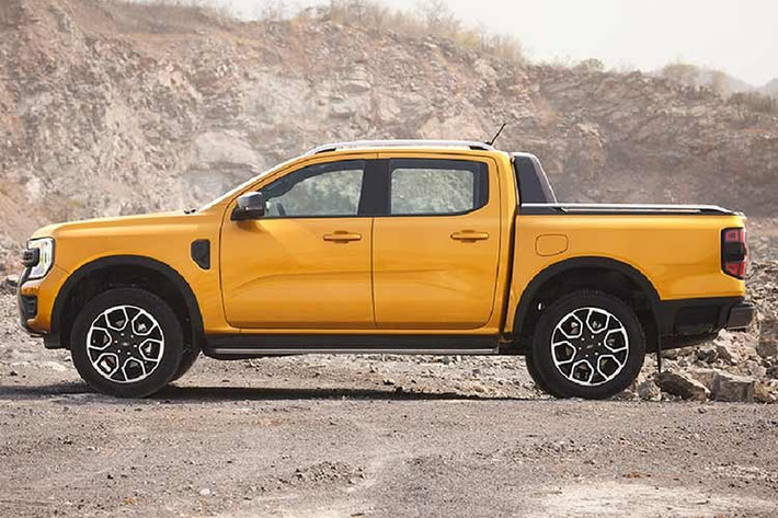 Ford Ranger Wildtrak X 2026 dành cho Thái Lan sở hữu thiết kế tương tự xe ở thị trường Úc. Được xem như cầu nối giữa 2 bản Wildtrak và Raptor, mẫu xe này sở hữu một số thay đổi cả về thiết kế ngoại thất, điển hình như khu vực đầu xe giống với Ford Ranger Stormtrak. Tại đây, xe cũng được trang bị lưới tản nhiệt sơn màu đen với mắt lưới hình tổ ong rộng hơn.