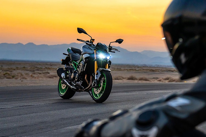 Mức giá xe Kawasaki Z900 2025 được bán với mức từ 9,52 lakh Rs (tương đương khoảng 289,5 triệu đồng) và giữ vị trí là một trong những chiếc naked bike 4 xy-lanh được ưa chuộng nhất ở Ấn Độ.