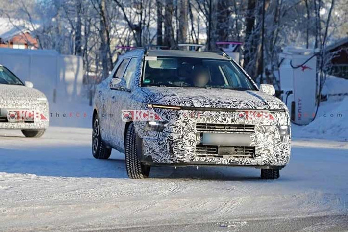 Không chỉ thay đổi ngoại hình, Bayon thế hệ thứ hai còn được kỳ vọng nâng cấp mạnh về nội thất và công nghệ. Nhiều khả năng xe sẽ được trang bị hai màn hình 12,3 inch cho cụm đồng hồ kỹ thuật số và hệ thống giải trí trung tâm. Các tính năng tiện nghi như cửa sổ trời, điều hòa tự động, gương chiếu hậu chống chói tự động hay cửa gió điều hòa hàng ghế sau có thể được bổ sung, tùy thị trường.