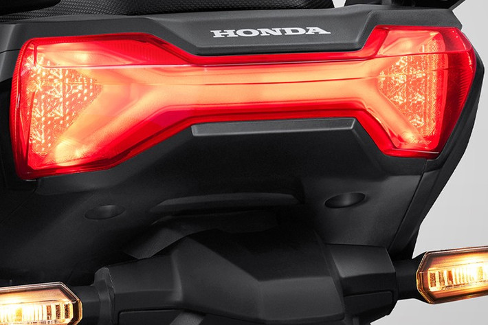 Hệ thống phanh trên xe là loại đĩa sóng cho cả bánh trước và sau với đường kính lần lượt là 240mm và 220mm. Xe cũng được trang bị hệ thống giảm xóc kèm bình dầu, mang lại độ ổn định cao và khả năng hấp thụ xung động tốt.