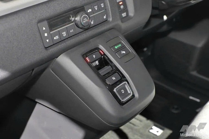 Honda cho biết thách thức lớn nhất khi phát triển N-One e là giữ sự tiện dụng của khoang nội thất. Nhờ gói pin thiết kế mỏng và đặt phẳng dưới sàn, không gian để chân của người ngồi vẫn được đảm bảo.