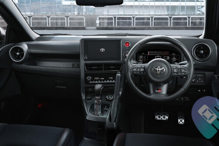 Hốc gió trên cản sau giúp giảm lực cản, trong khi ốp gầm bình xăng được thiết kế để tối ưu luồng khí phía dưới, lấy cảm hứng từ xe đua Super Taikyu Series.